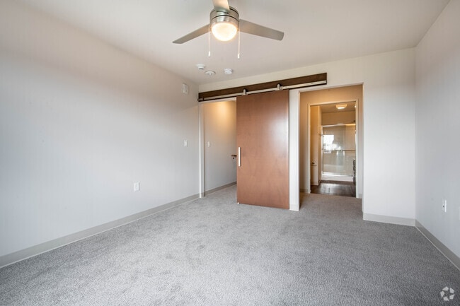 1BR, 2BA - 962SF