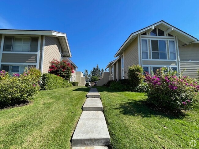 Building Photo - 2 Bd 1.5 bath Condo in Irvine