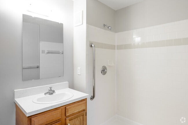2BR, 1BA - 803SF - Bathroom