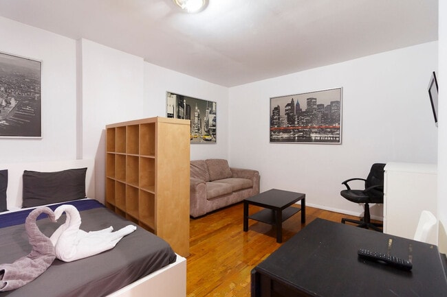 Building Photo - 131 E 94th St Rental