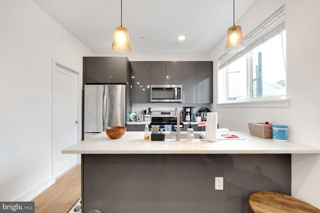 Building Photo - 1341 N Marston St Unit 4