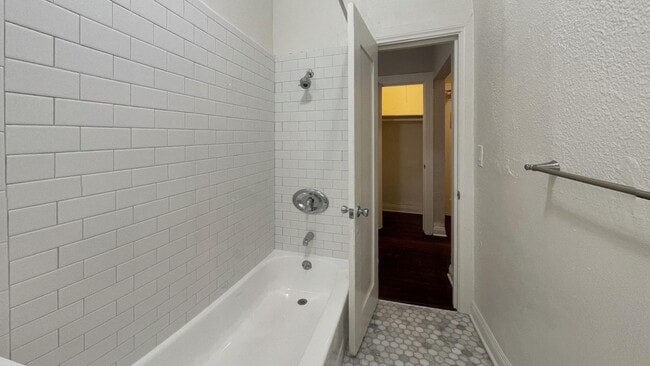 Photo - Leeward Apts...New York Style..Gorgeous Newly Remodeled!