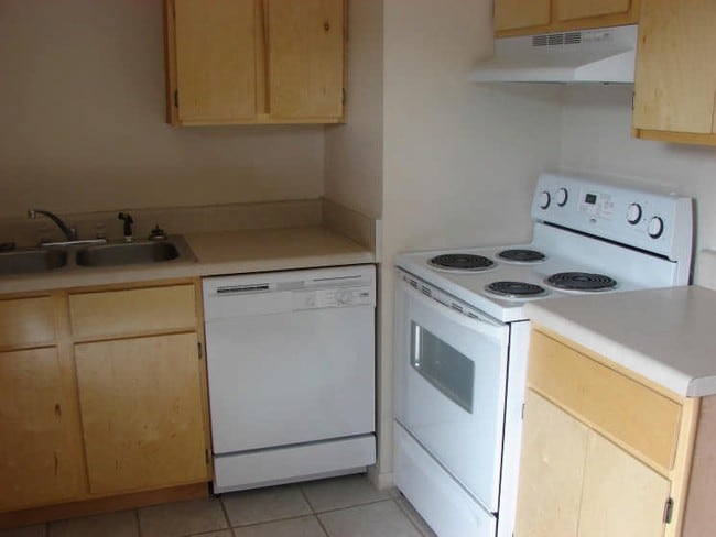 Kitchen - Raintree Apartments