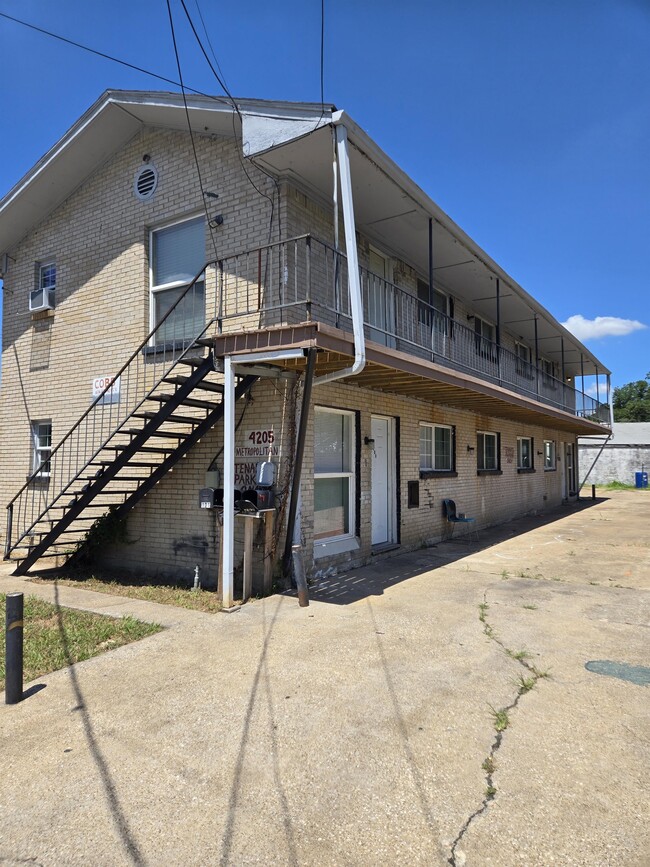 Building Photo - 4205 Metropolitan Ave Unit 202