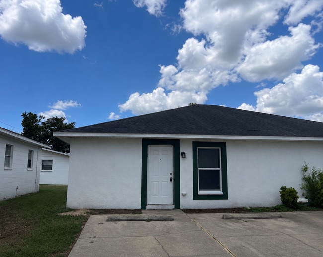 Building Photo - SPACIOUS 2BR/1BA Duplex w/ Vaulted Ceilings + Den Space