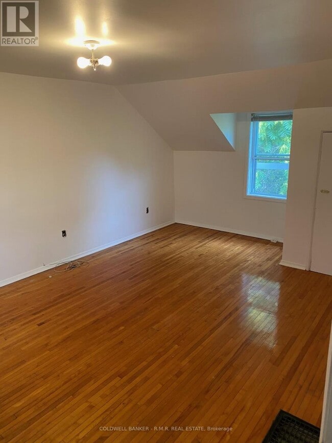 Photo - 348 University Ave W Unité A