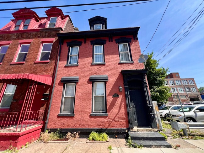 Building Photo - 1815 Locust St Unit #1