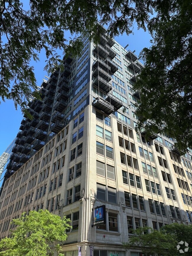 Building Photo - 565 W Quincy St Unit 1715 Rental