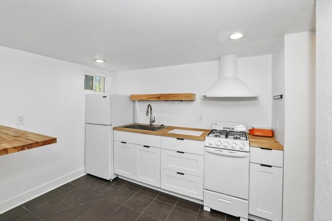 Stylish Governors' Park 1 bed/1 bath apartment near Cherry Creek Trail