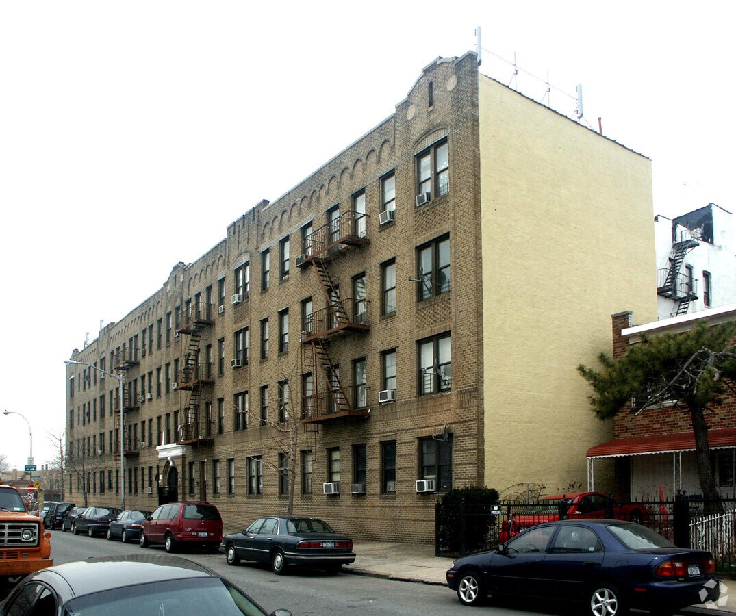 2001 - 2015 Newbold Ave - 2001-2015 Newbold Ave Apartments