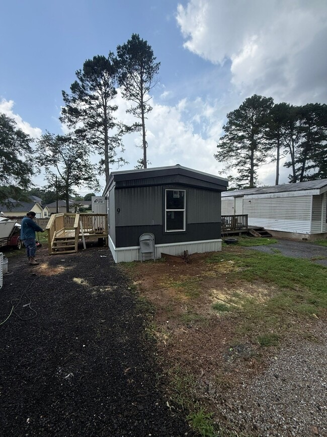 Building Photo - 215 Hwy 290