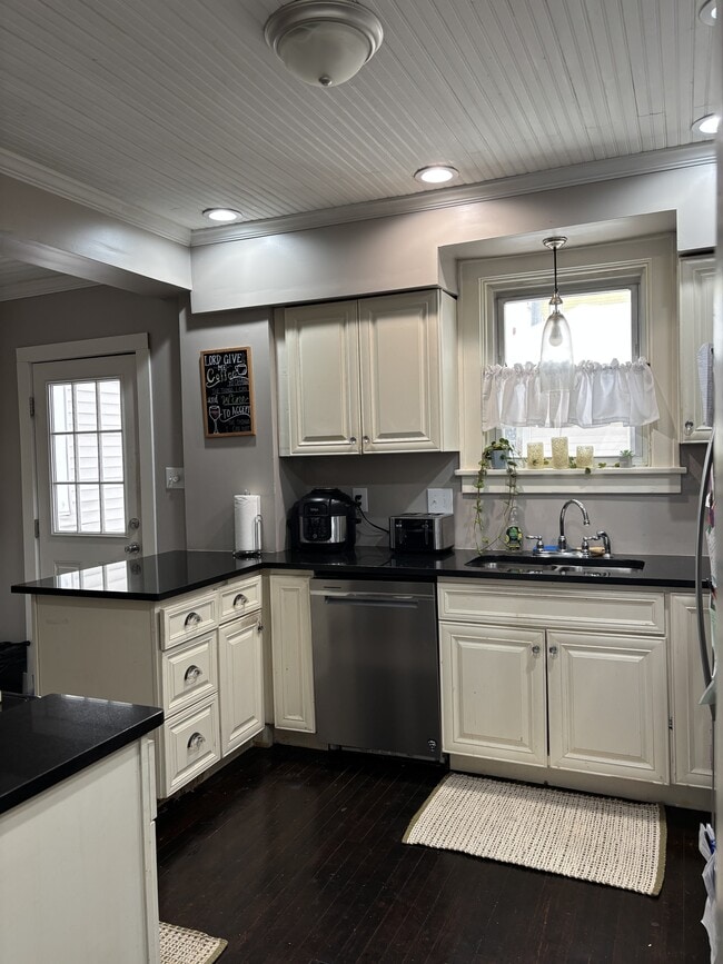 Photo - 527 Grove St