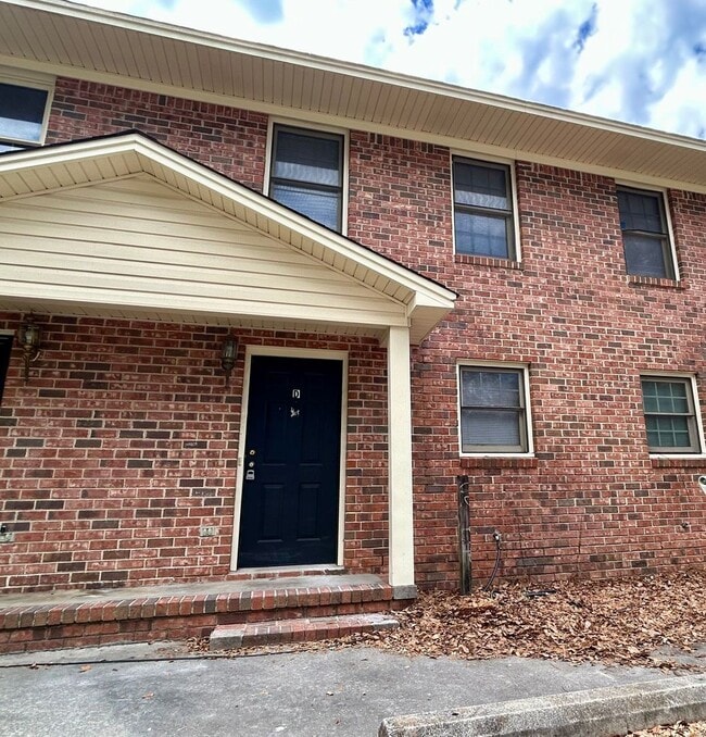 Building Photo - Conveniently Located Townhouse!