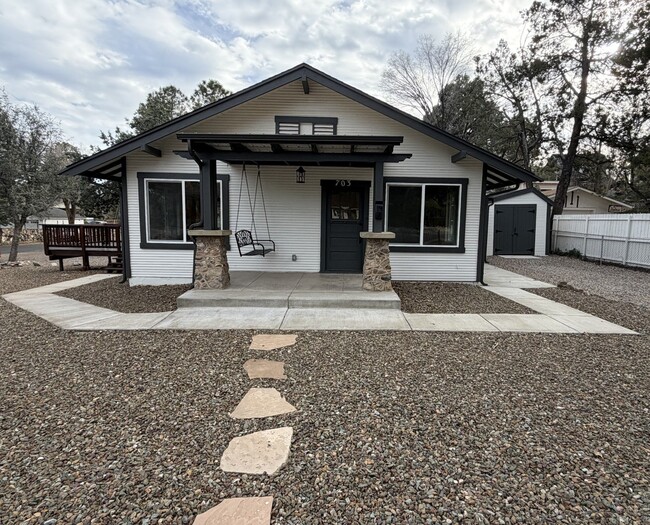 Building Photo - 703 Country Club Dr