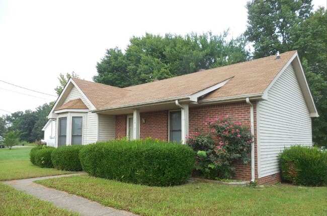 Building Photo - 3 Bedroom 2 Bath Home For Rent in Sango Area!