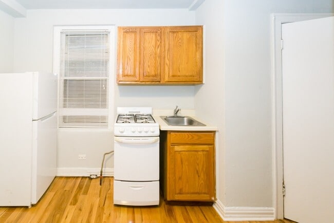 533 W Roscoe St Unit 201