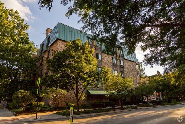 Photo - 401 W Webster Ave