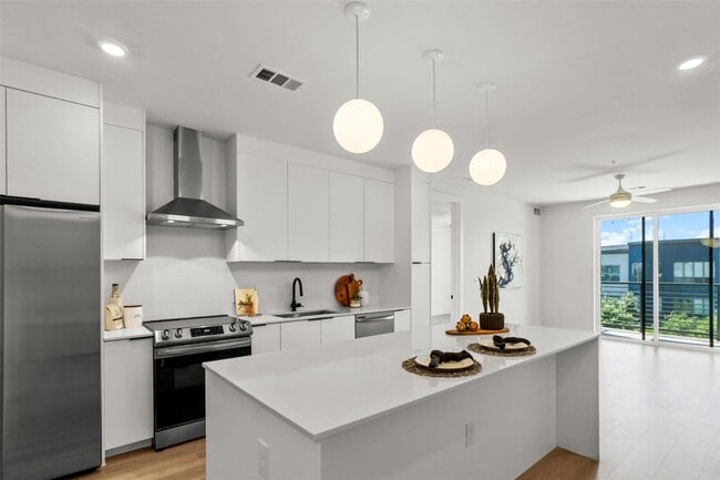 Building Photo - 1701 Simond Ave Unit 418