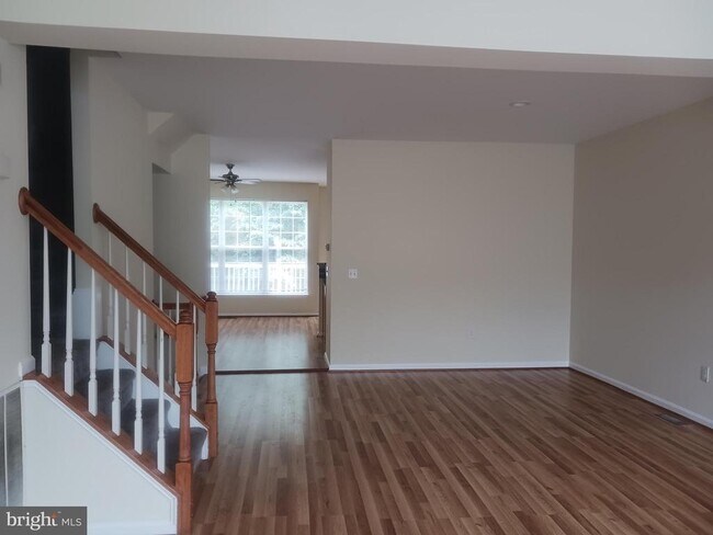 Photo - 205 Hillside Ct