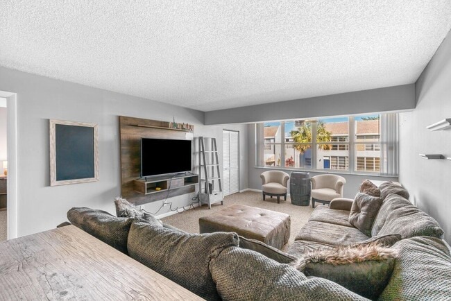 Building Photo - 2900 SW 22nd Ave Unit 506