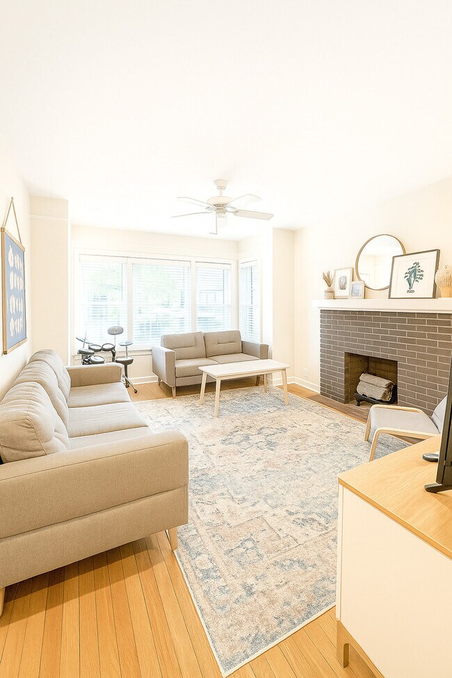 Photo - 1340 W Byron St Unit 01