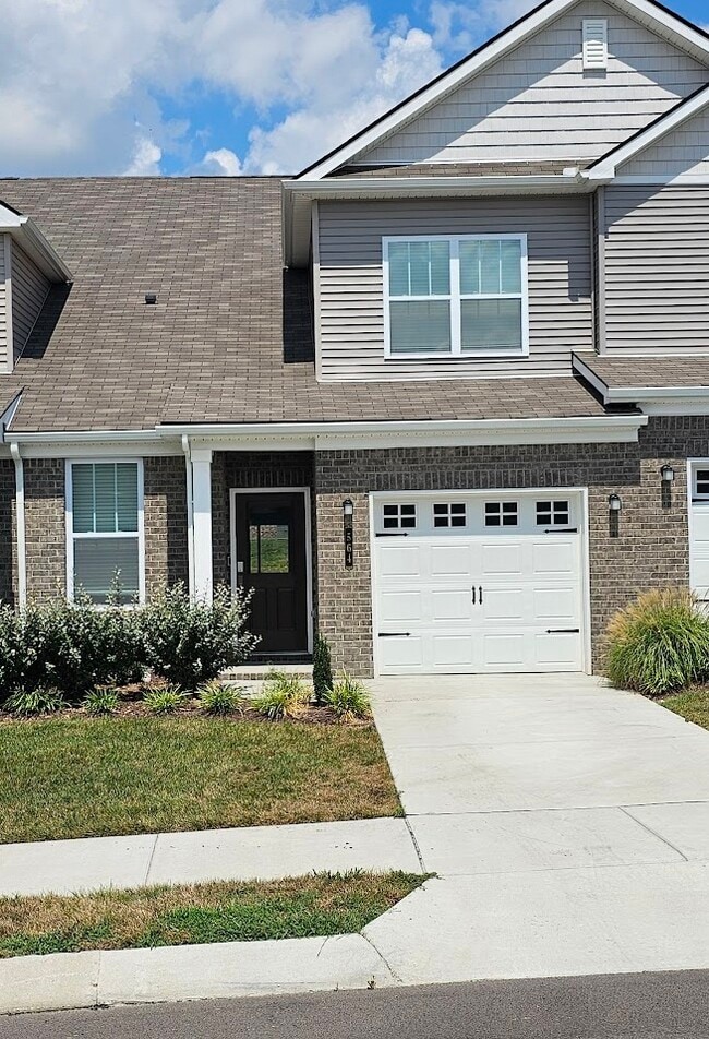 Building Photo - This well-maintained 3-bedroom, 3-bath hom... Rental