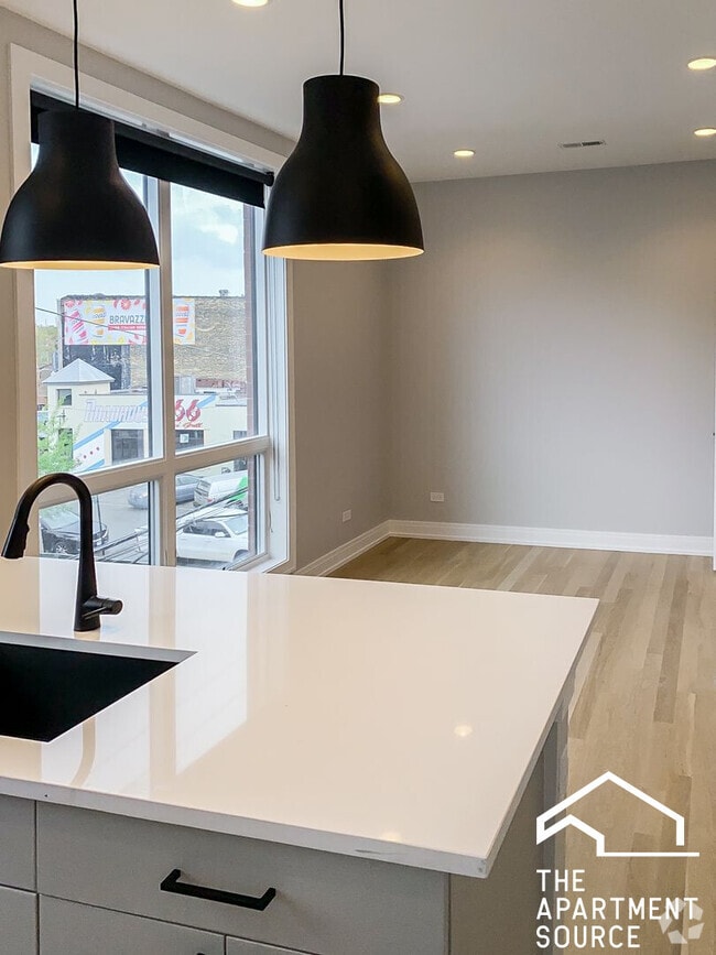 Building Photo - 1050 W Cornelia Ave Unit 302 Rental