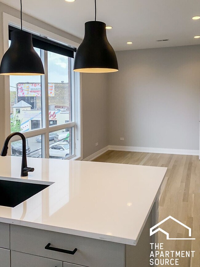 Photo - 1050 W Cornelia Ave Apartments Unit 302