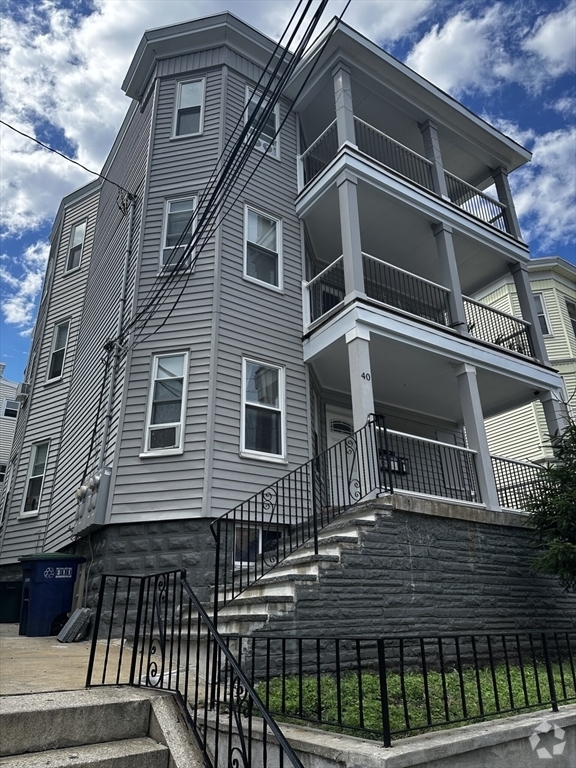 Building Photo - 40 Temple St Unit 2 Rental
