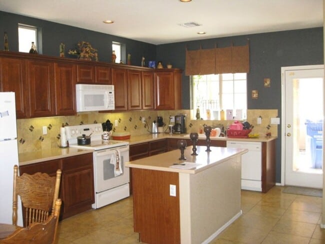 Photo - Beautiful three bedroom plus den/loft, 2.5 bath upgraded home In West Phoenix Close to I-10 & 101