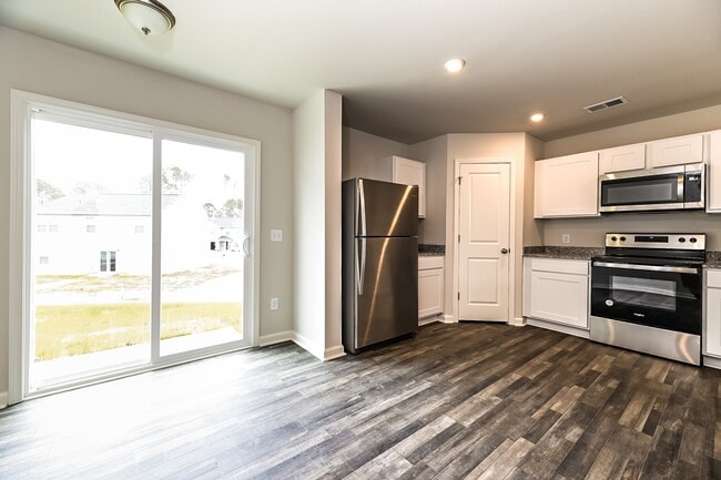 Photo - 664 Savanac St SE