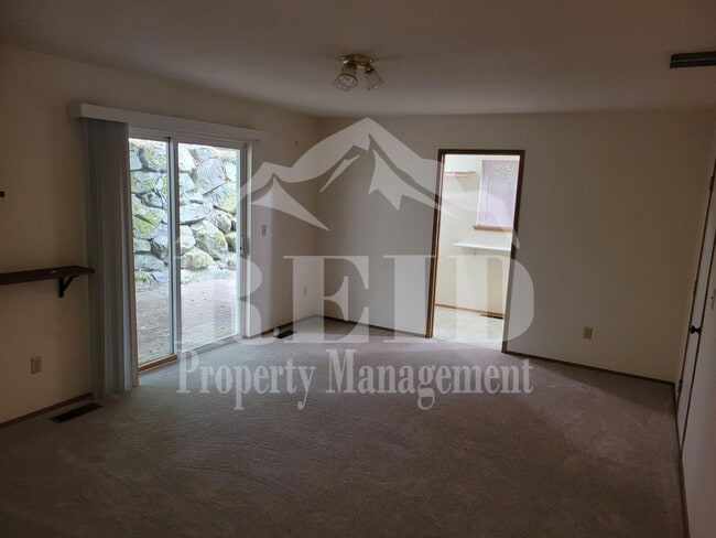 Photo - Ridgetop / Island Lake home located in a cul-de-sac