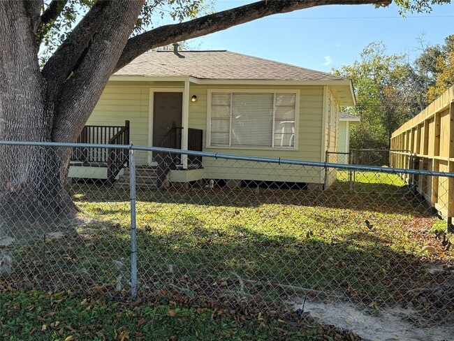 Photo - 5910 Woodview Dr