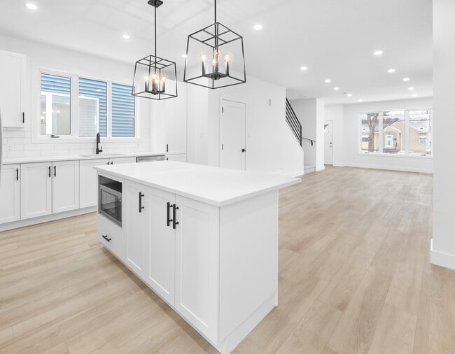 Building Photo - 10975-10130 130 St Unit 10975 MAIN