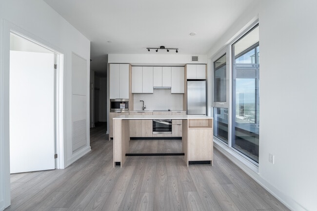 Building Photo - 1007 The Queensway Unit 622