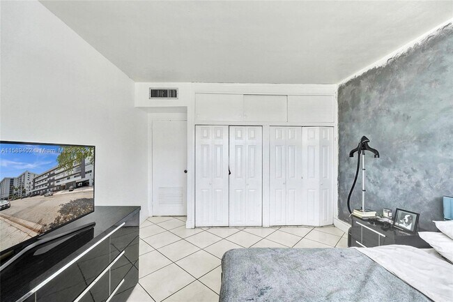 Photo - 1880 S Treasure Dr Unidad 2G