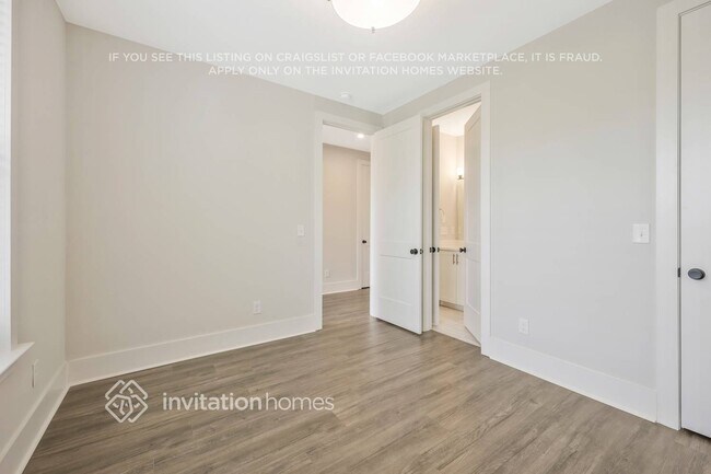 Photo - 220 Founders Ln