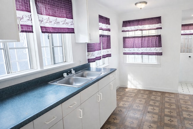 Photo - 1007 W 74th St