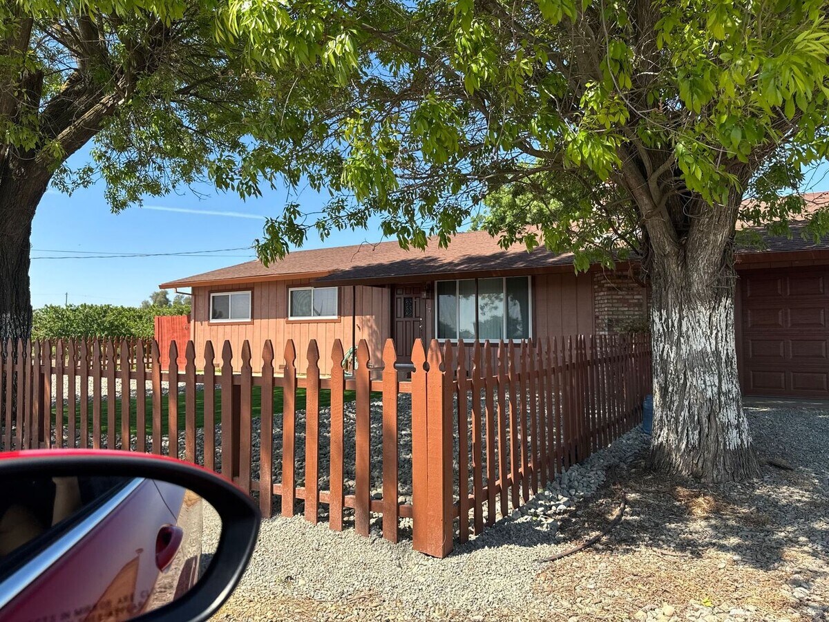 3 Bedroom in Quiet Neighborhood - 3 Bedroom in Quiet Neighborhood House