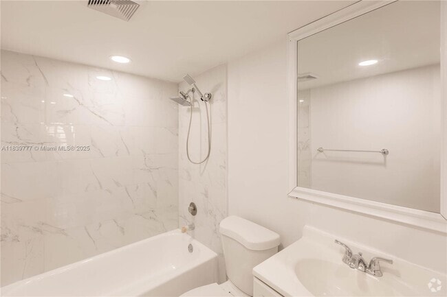 Building Photo - 4152 Inverrary Dr Unit 103 Rental
