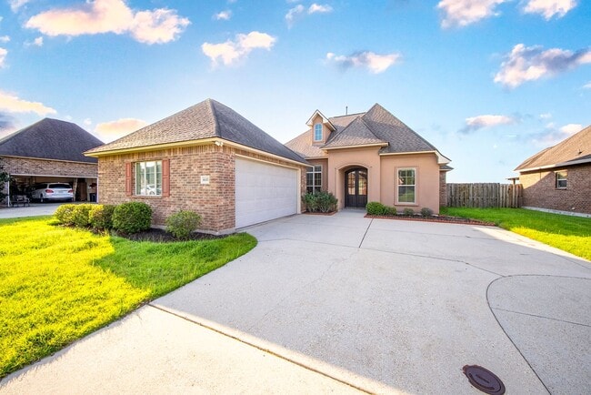 Building Photo - 3 Bedroom House Available NOW