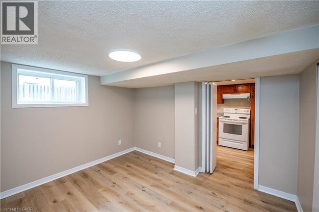 Photo - 66 Weir St S