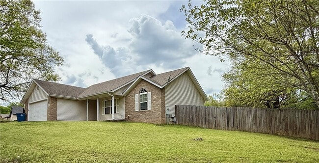 Photo - 15 Pennine Ln