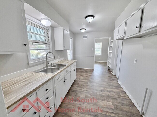Photo - 3040 S Edgeware Rd