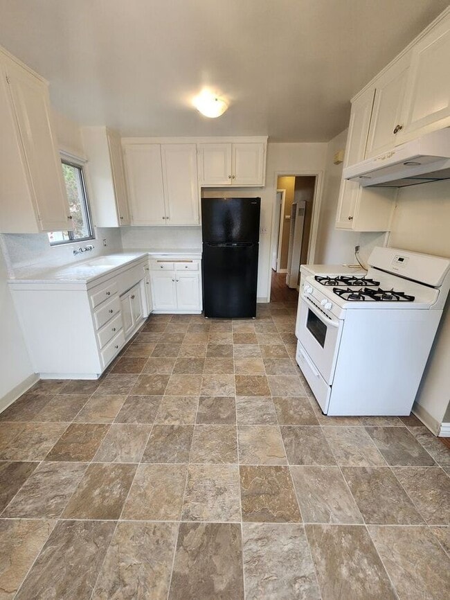 Photo - Spacious 2BR Duplex For Rent. Close to Sail Bay and only 6 Blocks to the Beach