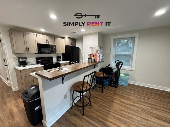 Building Photo - Renovated 2 Bedroom, 2 Bathroom on Campus! Available Now! Unit 11