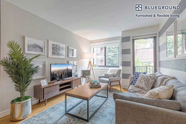 Building Photo - 101 W 15th St Rental