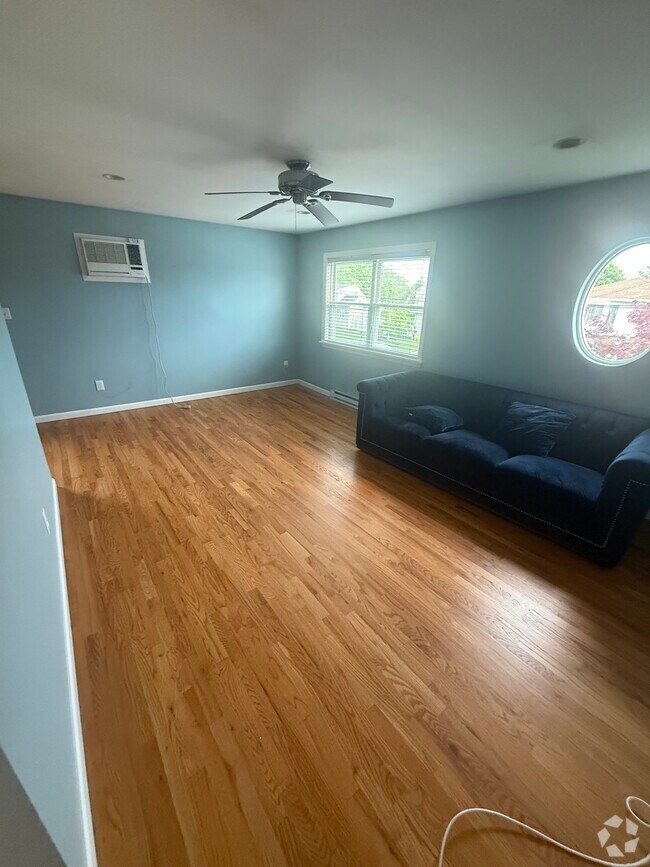 Building Photo - 381 31st St Rental