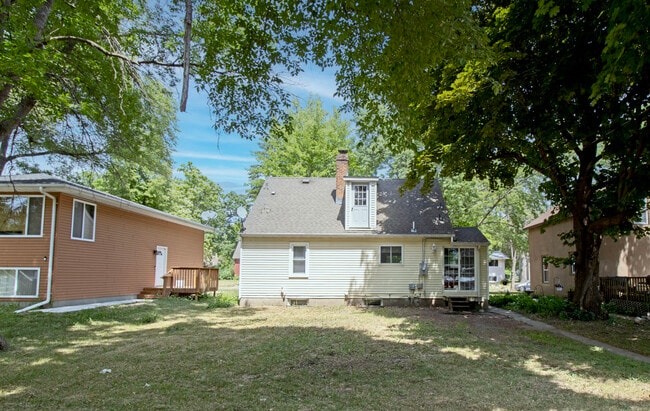 Photo - 321 2nd Ave NE