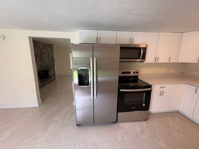 Building Photo - Charming Renovated Home – Available Now!